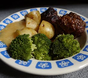 Gehaktbal met aardappels en groente